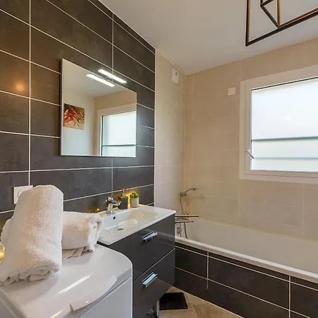 Apartment St Jorioz Village Retreat: Lakeside Serenity With Garden *